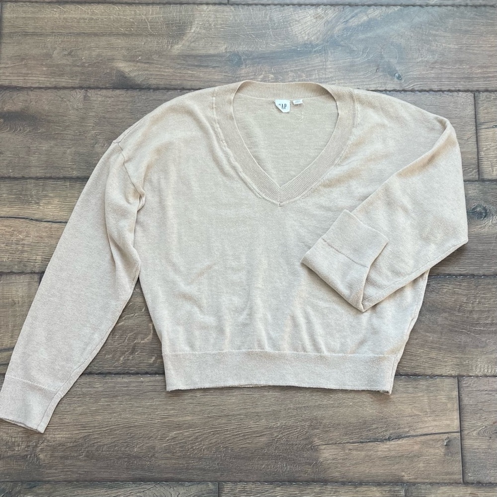GAP Women's V-Neck Sweater in Beige
